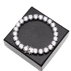 Dettaglio di un bracciale tennis argento da 8mm con zirconi in scatola nera