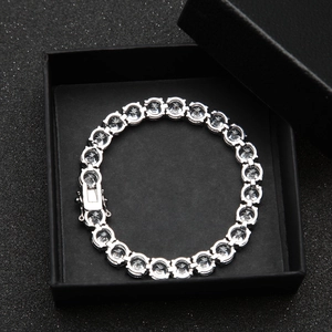 Dettaglio macro del bracciale tennis da 8mm con zirconi incastonati in scatola nera
