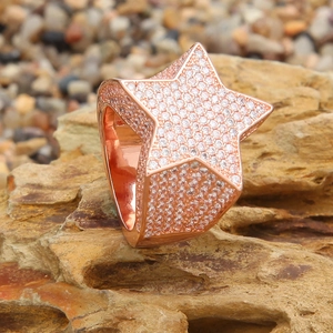 Détail de la bague étoile en or rose avec zircons micro-pavés au style hip-hop