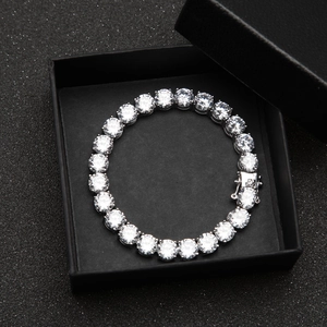 Dettaglio macro del bracciale tennis argento con zirconi da 8mm e chiusura di sicurezza