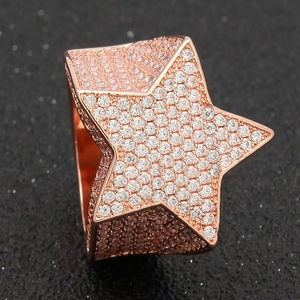 Gros plan sur une bague étoile hiphop en or rose sertie de cristaux blancs étincelants