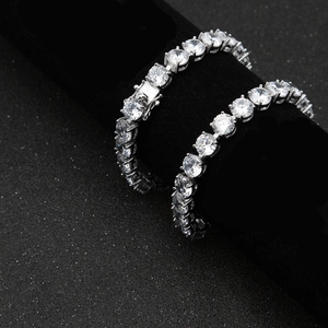 Dettaglio di due bracciali tennis 8mm argento con zirconi trasparenti su base nera