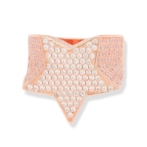 Vue détaillée de la bague étoile hip hop avec placage or rose et pavage complet de zircons