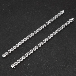 Dettaglio macro di bracciali tennis argento da 8mm con zirconi e chiusura sicura