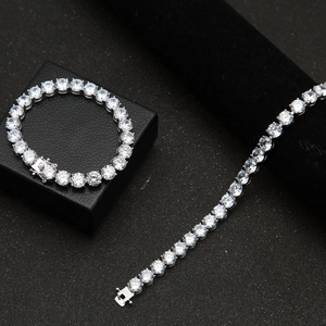 Dettaglio dei bracciali tennis 8mm in argento con zirconi tondi su velluto nero