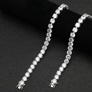 Vista macro di due bracciali tennis argento da 8mm con zirconi su espositore in velluto