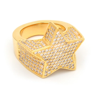 Gros plan détaillé d'une bague étoile hip-hop dorée ornée de zircons blancs étincelants
