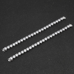 Dettaglio di bracciale tennis argento 8mm con fila di pietre di zirconia a taglio tondo