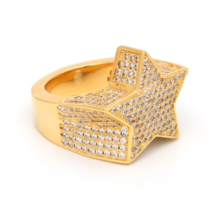 Vue latérale macro d'une bague étoile hip-hop dorée avec pierres de zircon blanc