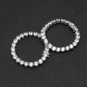 Dettaglio di catene tennis in argento con zirconi da 8 mm e doppie chiusure di sicurezza