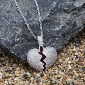 Collana hip hop con ciondolo a cuore spezzato con zirconi, smalto rosso e catena a fune
