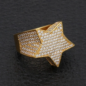 Macro d'une bague hip-hop étoile dorée avec cristaux glacés sur cuir noir