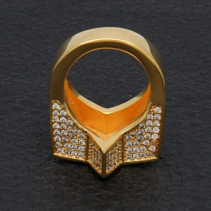 Détail de la bague hip-hop en forme d'étoile dorée ornée de zircons scintillants