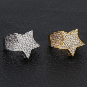 Gros plan de bagues étoile hip hop or et argent avec pavé de diamants sur cuir noir