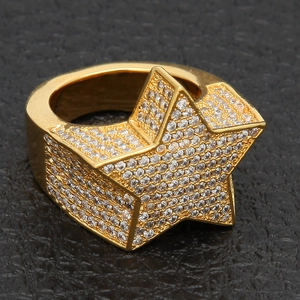 Détail macro d'une bague pentagramme dorée sertie de pierres pour hommes style hip hop