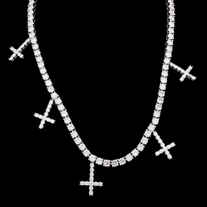 Detail van zilveren tennisketting met vijf glinsterende kruis hangers voor heren mode