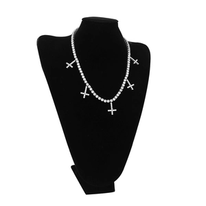 Detail van hip-hop zilveren ketting met tennis ketting en vijf kruis hangers