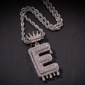 Iced Out Silberanhänger Buchstabe E mit Krone und Drip-Effekt an dicker Seilkette Halskette
