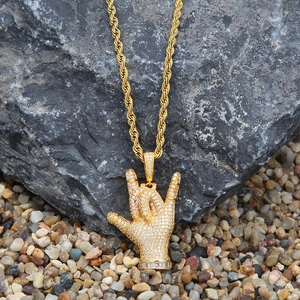 Pendentif geste en or hip-hop avec zircons micro-pavés sur une chaîne de style corde