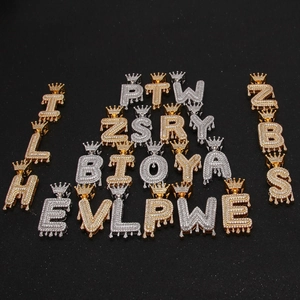 Makro-Detail von Iced-Out Hip-Hop-Alphabet-Anhängern mit Krone und Tropfendesign