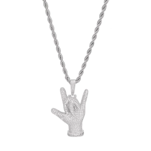Gros plan du pendentif hip-hop signe de la main en argent serti de zircons étincelants