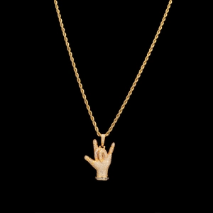 Collier hip hop plaqué or avec pendentif signe I Love You serti de pierres en zircon