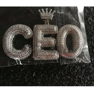 Detaillierte Nahaufnahme von Hip-Hop CEO Anhänger mit Krone und funkelnden Kristallen