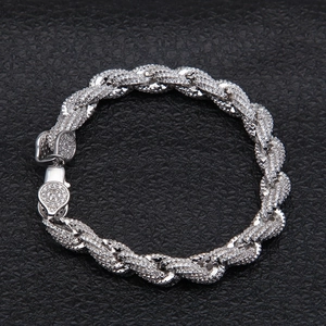 Macro-opname van de rope chain armband met hartvormige pavé sluiting voor heren