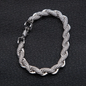 Macro-opname van zilveren hiphop touwketting armband met micro-geplaveide zirkonia's