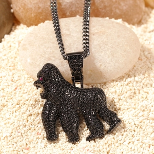 Gros plan du pendentif gorille hip hop avec pierres noires et yeux en cristal rouge