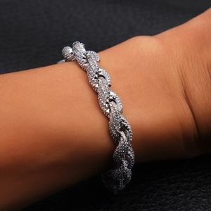 Detail van een hiphop gedraaide kettingarmband in zilver met volledig gezette zirkoon