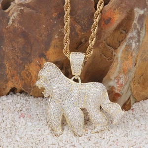 Gros plan du pendentif gorille hip hop avec placage en or et pierres de zircon
