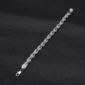 Macro-detail van de zilverkleurige hip-hop gevlochten armband met witte zirkonia inlays