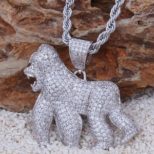 Détail du pendentif gorille en argent serti de zircones sur une chaîne torsadée épaisse