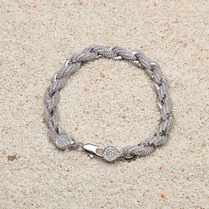 Detail van hip-hop touwketting armband met micro-pave zirkonia en een stevige karabijnsluiting