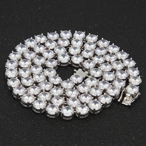 Détail macro du collier tennis 8mm montrant les pierres et le fermoir de sécurité en argent