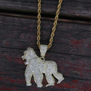 Détail du pendentif gorille serti de zircons blancs sur une chaîne torsadée dorée