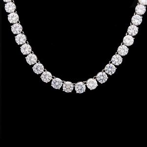 Détail du collier tennis argenté de 8mm avec de grands zircons ronds étincelants