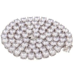 Détail du collier tennis argenté avec zircons ronds de 8mm et sertissage à 4 griffes