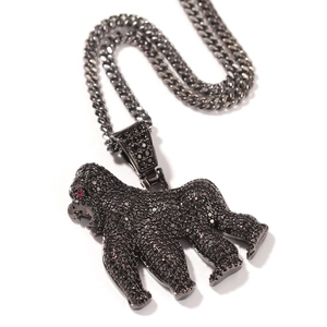 Gros plan du pendentif gorille hip-hop avec pierres noires, yeux rouges et chaîne