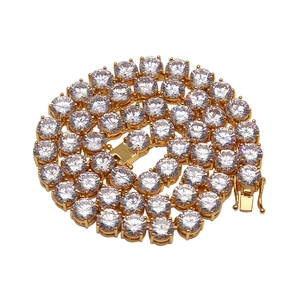 Gros plan détaillé d'un collier de tennis hip hop doré avec zircons ronds de 8mm griffe