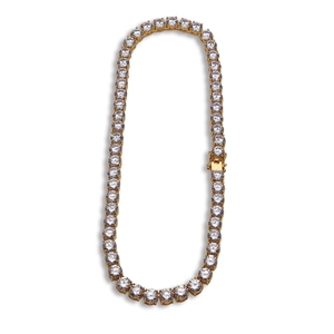 Détail des zircons 8mm sertis sur le collier de tennis en finition dorée