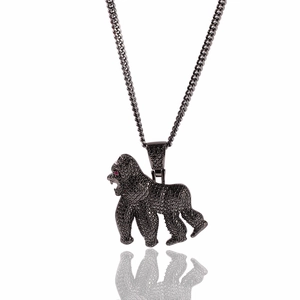 Détail du pendentif gorille hip hop avec zircons noirs et yeux en strass rouges brillants