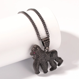 Gros plan du pendentif gorille serti de zircons noirs et de petits yeux rouges