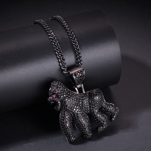 Détail du pendentif gorille avec zircons noirs et œil en pierre précieuse rouge