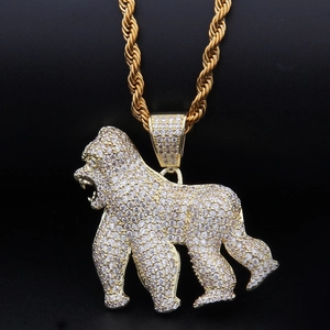 Détail du pendentif gorille hip hop avec zircone cubique glacée et finition plaqué or