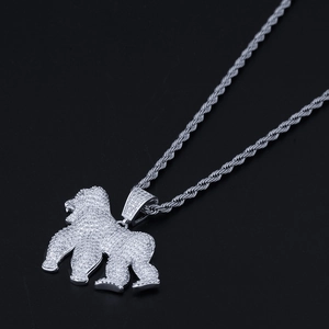 Gros plan d'un pendentif gorille hip hop serti de cristaux de zircone cubique blancs