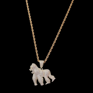 Détail du pendentif gorille hip-hop avec zircons sertis et placage en or 14 carats