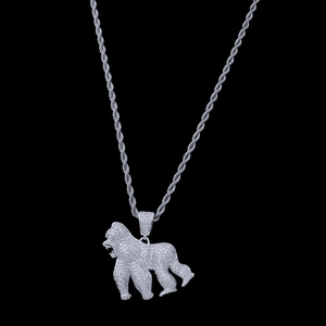 Vue détaillée du pendentif gorille hip-hop orné de zircons blancs étincelants