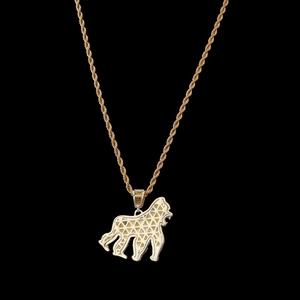 Vue détaillée du dos creux géométrique d'un pendentif gorille hip hop doré et poli